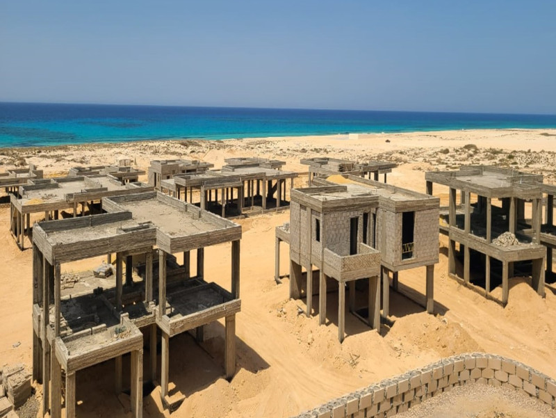 وحدات سياحية تحت الإنشاء في مشروع "جون" التابع لشركة سوديك بالساحل الشمالي في مصر
