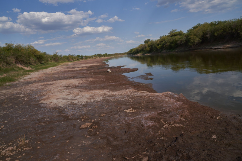 نهر كاركارانا بمستويات منخفضة من المياه في سان خوسيه دي لا إسكوينا، الأرجنتين 