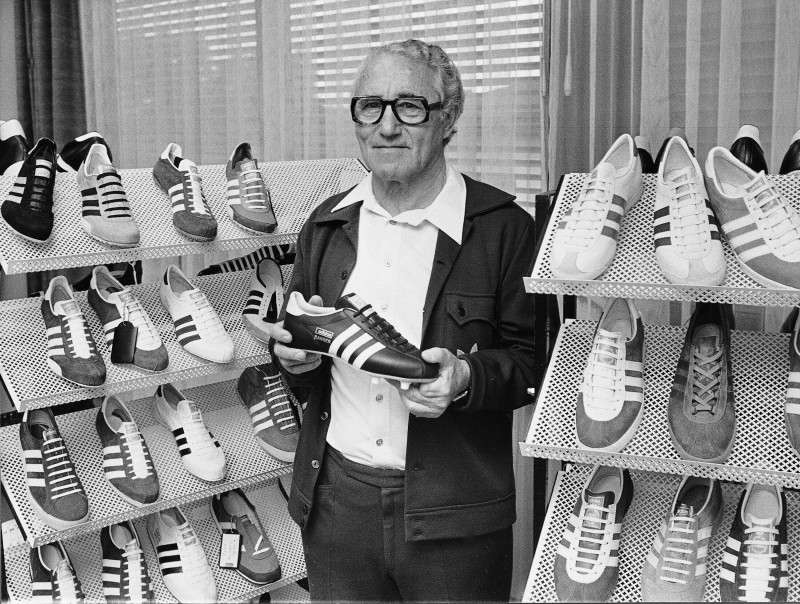أدي داسلير يحمل حذاء "أديداس" عام 1973