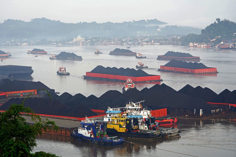  قاطرات بحرية ترشد البوارج التي تنقل الفحم على نهر مهكام في ساماريندا، كاليمانتان الشرقية، إندونيسيا، يوم الأربعاء 13 أكتوبر 2021.