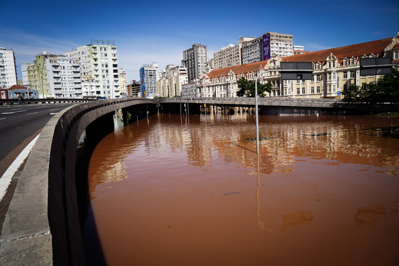 مياه الفيضان بالقرب من الطريق السريع في "بورتو أليغير"، البرازيل
