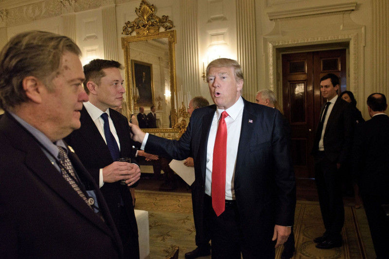 ستيف بانون مع ماسك والرئيس الأميركي السابق دونالد ترمب في البيت الأبيض عام 2017.