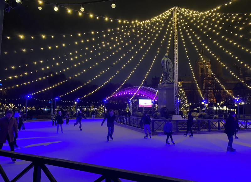 متزلجون على حلبة التزلج العملاقة في حديقة "كونغستراد غاردن" وسط ستوكهولم، السيودي، يوم 8 ديسمبر 2022 