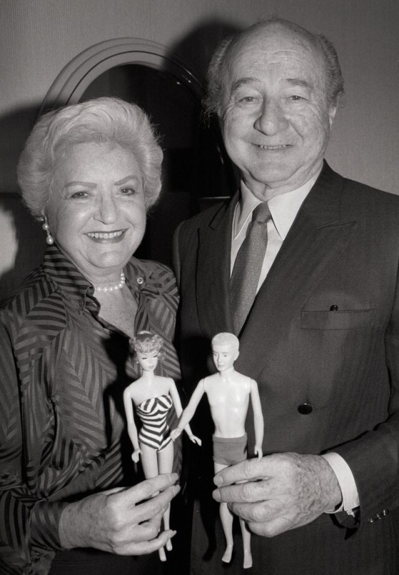 روث وإليوت هاندلير يحملان دميتيّ "باربي" و"كين" عام 1987
