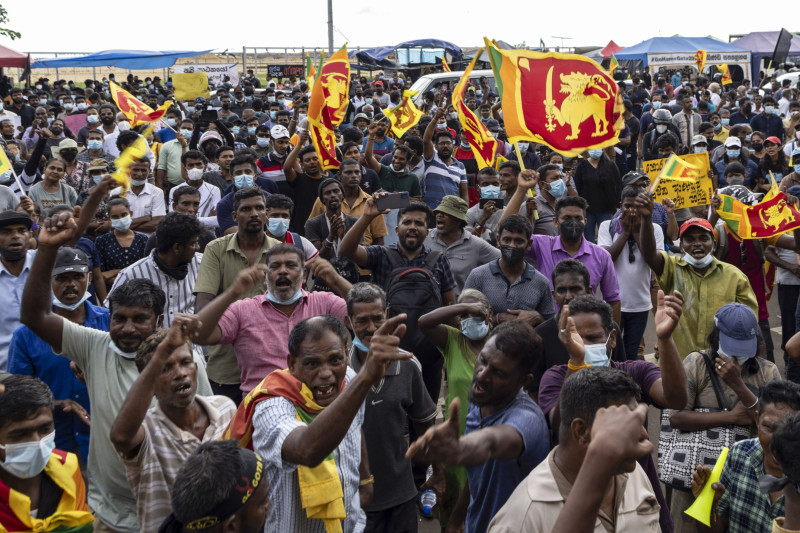متظاهرون خلال احتجاج في كولومبو، يوم 28 أبريل 2022. يسابق رئيس سريلانكا غوتابايا راجاباكسا الزمن للحصول على تمويل من "صندوق النقد الدولي"، في وقت يسعى فيه المتظاهرون إلى عزله من السلطة