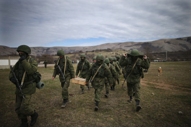 جنود روس يتجهون نحو قاعدة عسكرية أوكرانية في بيريفالنو، أوكرانيا