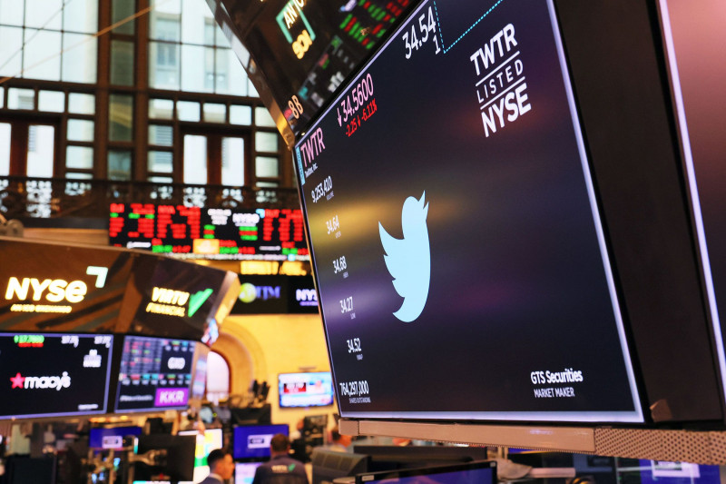 سهم "تويتر" يتراجع أكثر من 11% بعد محاولة ماسك إلغاء الصفقة.