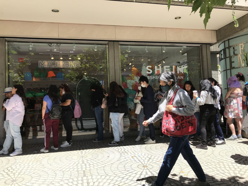 تقاطر المتسوقين على متجر مؤقت لشركة "شي إن" في سان فرانسيسكو