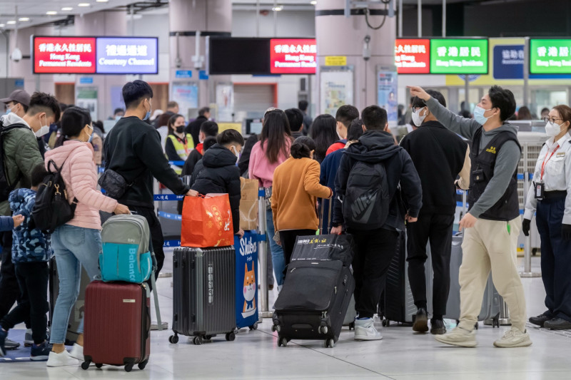 المسافرون في نقاط مراقبة الحدود الخاصة بمحطة لوك ها تشاو، هونغ كونغ في 20 يناير 2023