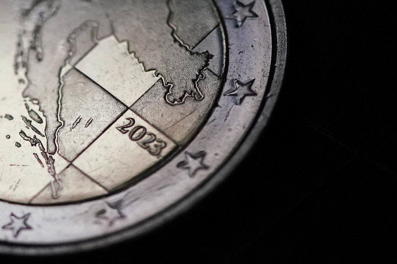 جزء من خريطة كرواتيا على عملة من فئة 2 يورو سُكّت حديثاً في دار سك العملة بزغرب.