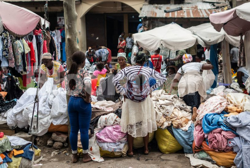 بائعو الملابس المستعملة في سوق كانتامانتو