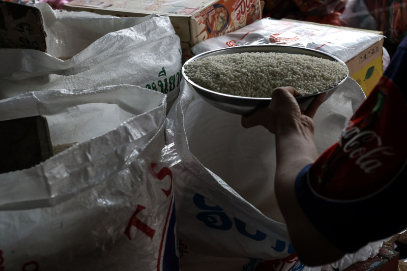 بائع يحمل طبقاً من الأرز داخل محل بقالة في ماي سوت، تايلندا، يوم الجمعة 18 أغسطس 2023