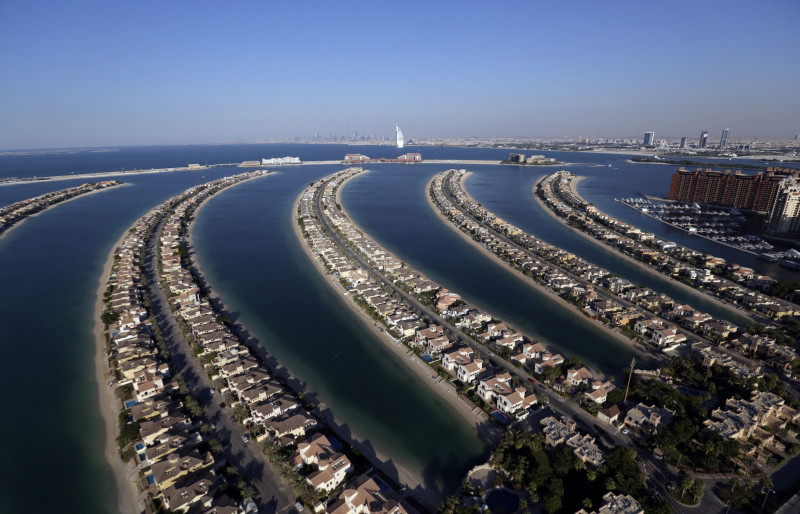 منظر جوي للفلل السكنية الفاخرة التي تغطي سعف جزيرة "نخلة جميرا"، دبي، الإمارات العربية المتحدة