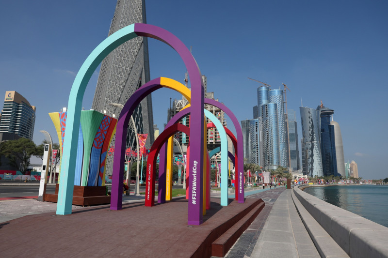 مدخل للمشاة يحمل شعار كأس العالم على كورنيش الدوحة، قطر