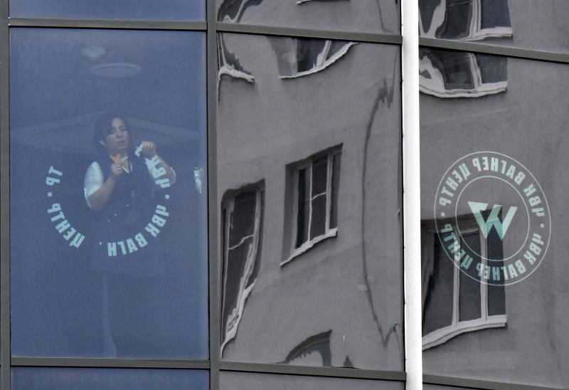 موظفة تزيل شعار مجموعة "فاجنر" من مكتب "فاجنر غروب" الذي جرى إغلاقه في سانت بطرسبرغ في 2 يوليو 2023