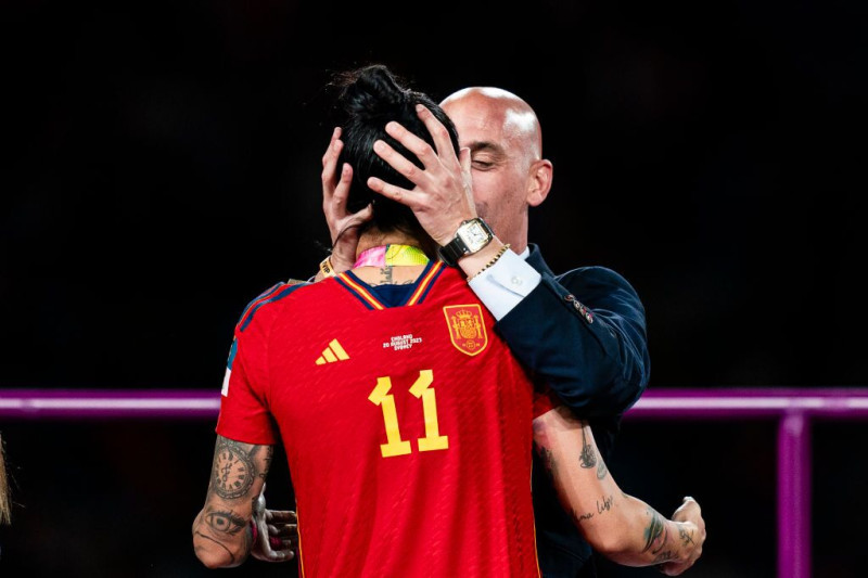 لويس روبياليس رئيس يقبل لاعبة منتخب بلاده جينيفر هيرموسو خلال توزيع الميداليات في كأس العالم للسيدات