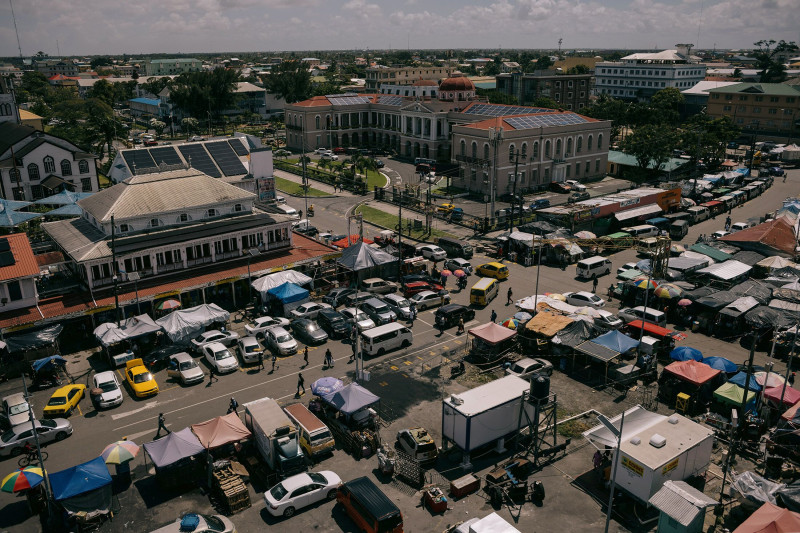 مقر حكومة غيانا بالقرب من الأكشاك المغطاة بقماش القنب في سوق ستابروك في جورج تاون
