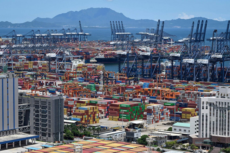 حاويات بضائع مكّدسة في ميناء بمنطقة شنجن في الصين