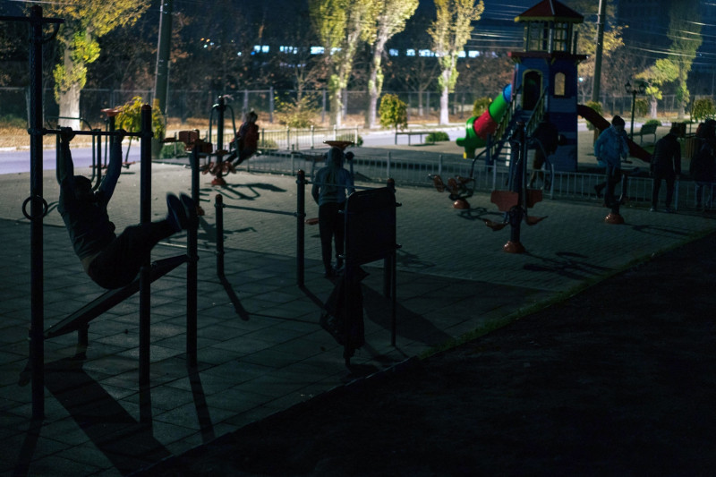 سكان يمارسون الرياضة في الظلام في حديقة في العاصمة تشيسيناو، مولدوفا، يوم 9 نوفمبر 2022