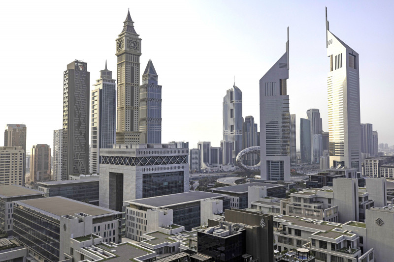 الأبراج تحيط بمبنى "البوابة"، وسط اليسار ، في مركز دبي المالي العالمي، دبي، الإمارات العربية المتحدة