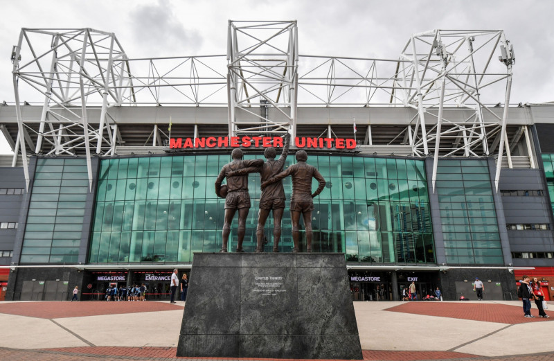 تمثال "يونايتد تريينتي"، الذي يصور جورج بست ودينيس لو وبوبي تشارلتون، خارج ملعب أولد ترافورد لكرة القدم، معقل نادي مانشستر يونايتد لكرة القدم، في مانشستر، المملكة المتحدة