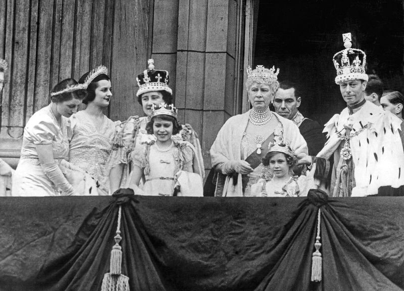 في تتويج والدها عام 1937: الأميرة إليزابيث وشقيقتها مارغريت، أمام والدتهما إليزابيث، وجدتهما ماري ووالدهما الملك جورج السادس