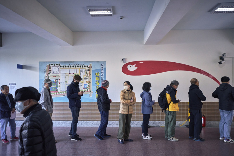 ناخبون واقفون في طابور بمركز اقتراع في بانكياو، نيو تايبيه، في 13 يناير