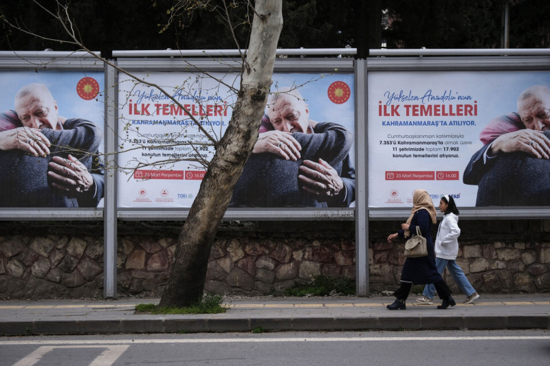 لوحات إعلانية للرئيس أردوغان وأحد الناجين من الزلزال مدون عليها عبارة "تُبنى الأسس الأولية لنهضة الأناضول في كهرمان مرعش".