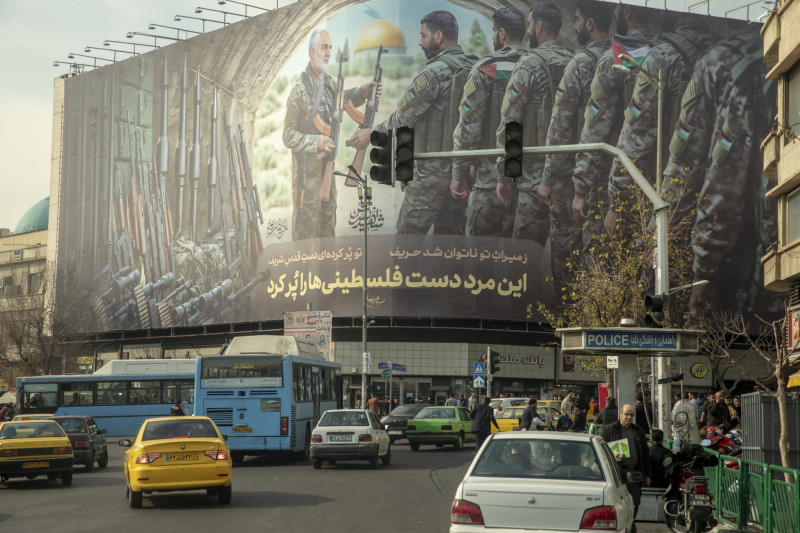 لوحة إعلانية بميدان انقلاب في طهران تصور قاسم سليماني -قائد فيلق القدس الإيراني الذي تعرض للاغتيال- وهو يسلم أسلحة إلى حماس