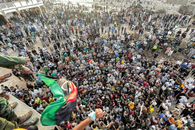 متظاهرون يحتجون أمام مسجد الصحابة في درنة، ليبيا، يوم الإثنين 18 سبتمبر 2023