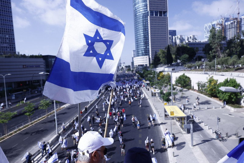 متظاهرون يشاركون في مظاهرة "يوم المقاومة" في تل أبيب يوم 18 يوليو