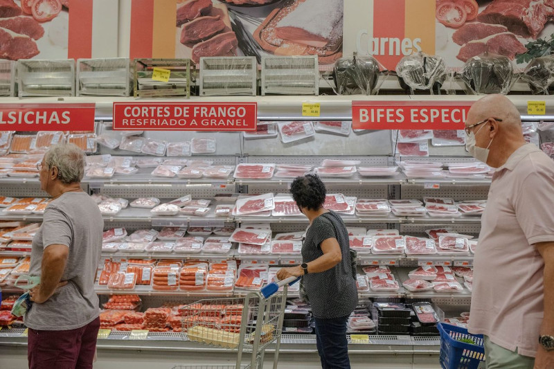 أجبرت أسعار المواد الغذائية المتزايدة العديد من البرازيليين على تغيير عاداتهم الغذائية.