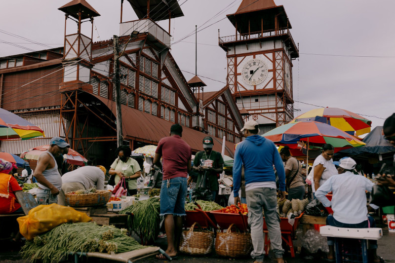 متسوقون يشترون الخضروات في غيانا