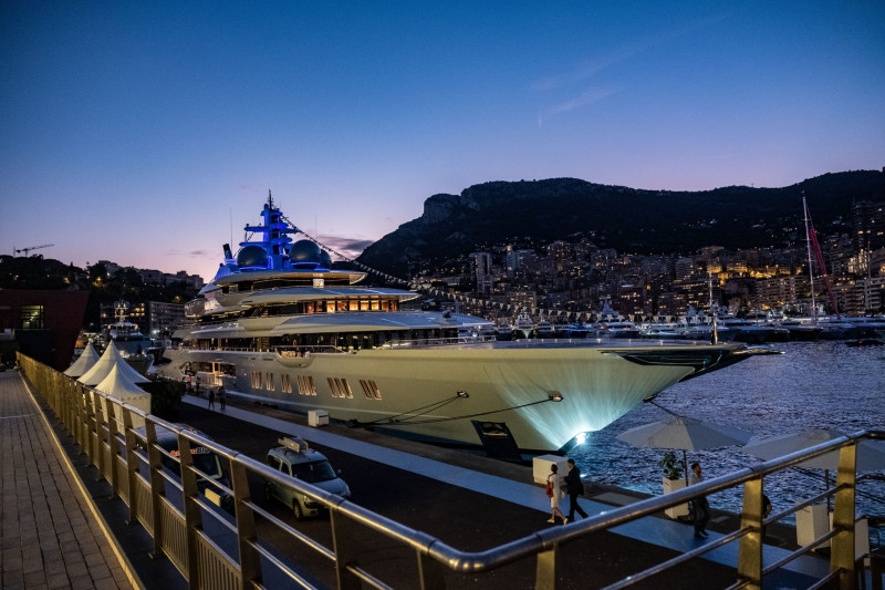 يخت أماديا" الفاخر، الذي تم تصنيعه بواسطة شركة "لورسين فيرفالتونغز"، يرسو في ميناء هرقل في موناكو عام 2019 ليلاً قبل عرضه في "معرض موناكو لليخوت".