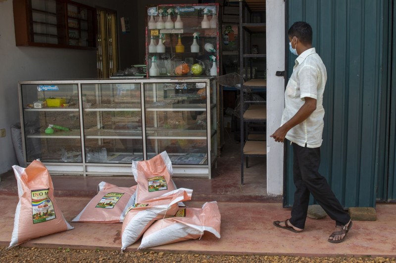 أكياس السماد في متجر في كيسبيوا، سريلانكا.