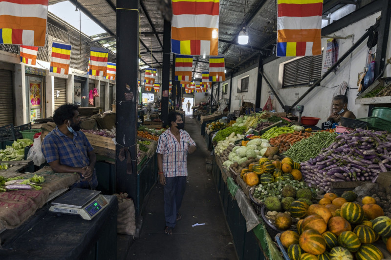 داخل سوق للخضار في مدينة كولومبو، يوم 16 مايو 2022. تشهد البلاد نقصاً في السلع وارتفاعاً كبيراً في تكاليف الغذاء