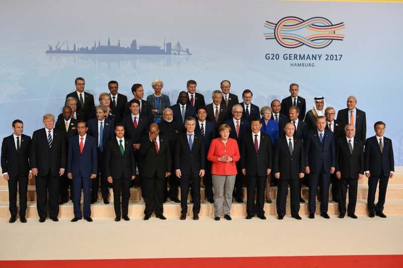 القادة واقفون لتُلتقط لهم صورة جماعية خلال قمة مجموعة العشرين في هامبورغ، ألمانيا، في 2017