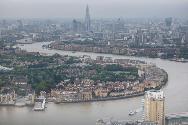 منظر علوي لنهر التايمز يمر عبر لندن. أعلنت المملكة المتحدة عن خطط في أبريل 2022 لتصبح مركزاً عالمياً للعملات الرقمية، وتسعى لجذب الاستثمار والمواهب من خلال تبني موقف مؤيد للقطاع