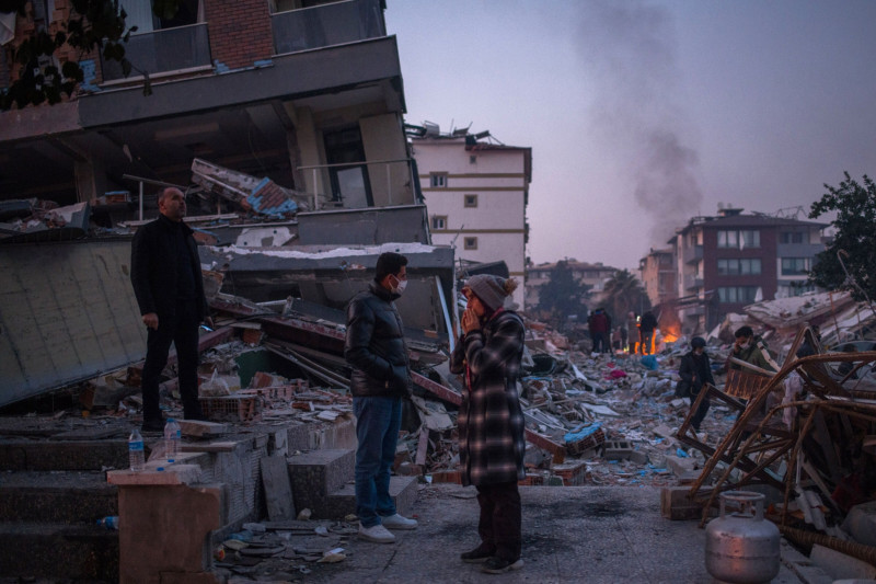 مشردون في موقع انهيار مبنى سكني في هاتاي، تركيا في 12 فبراير