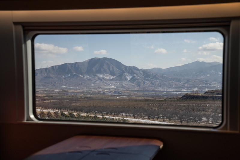 منظر عام من نافذة قطار سريع بين بكين وجيانغجاكو في 2022 
