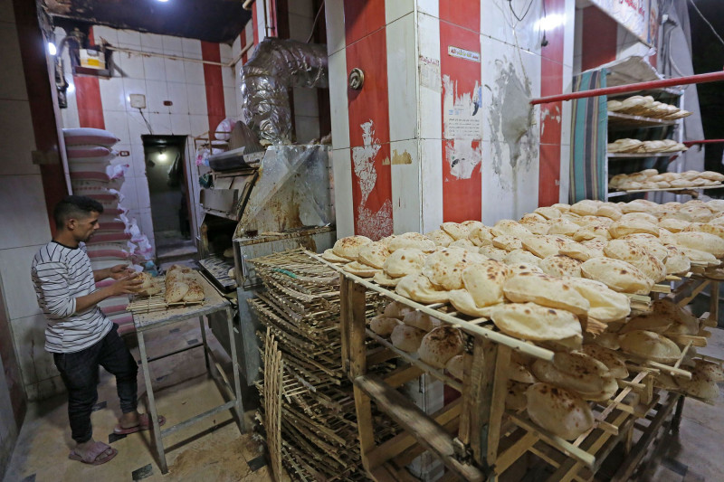 عامل يجهز الخبز داخل مخبز في القاهرة، مصر