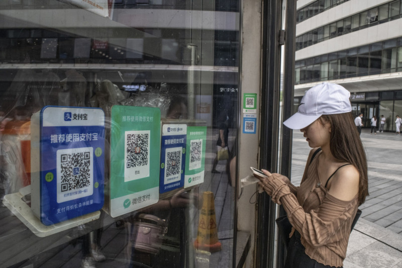 رمز الاستجابة السريع لخدمة المدفوعات الرقمية "علي باي" و "وي تشات باي" أمام محل للوجبات السريعة في بكين