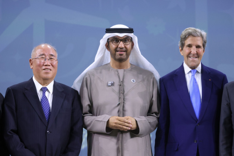 سلطان أحمد الجابر يتوسط جون كيري (يمين الصورة) و شيه تشن هوا في قمة المناخ "كوب 28" الإمارات