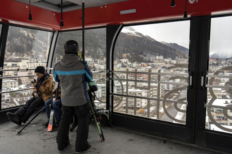 تلفريك يتجه لمحطة إيشاك للتزلج على جبل جاكبشورن بدافوس في 8 يناير.