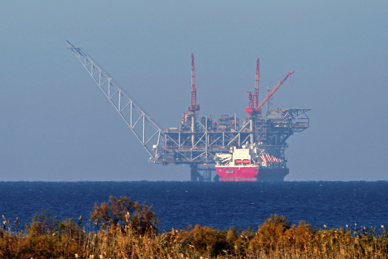 ناقلة غاز راسية بجانب منصة لوياثان للغاز الطبيعي في البحر المتوسط قبالة سواحل إسرائيل