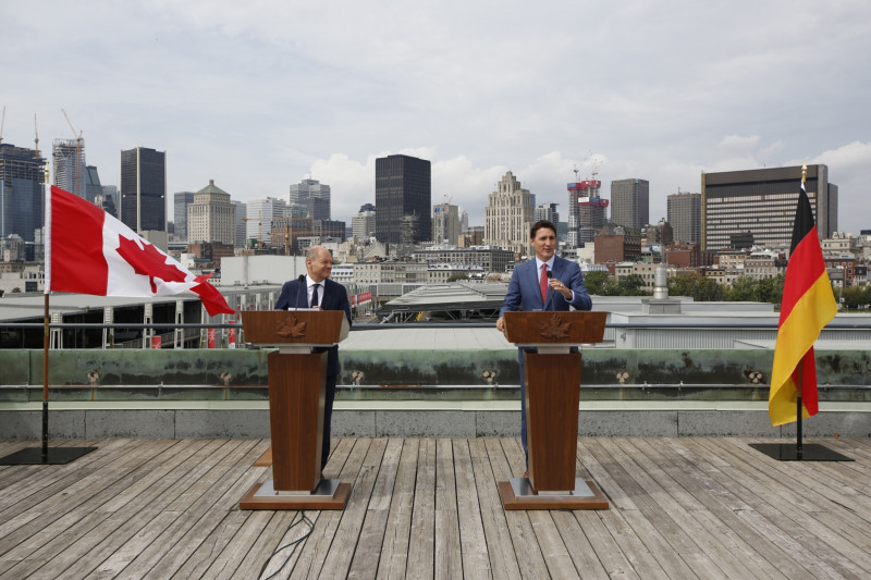المستشار الألماني أولاف شولتس ورئيس الوزراء الكندي جوستين ترودو في مؤتمر صحفي منعقد في مونتريال، كندا.