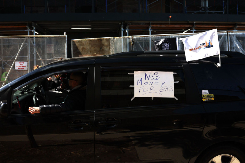 احتجاج سائقين وعمال التوصيل عند مقر "أوبر" السابق في نيويورك يوم 29 مارس