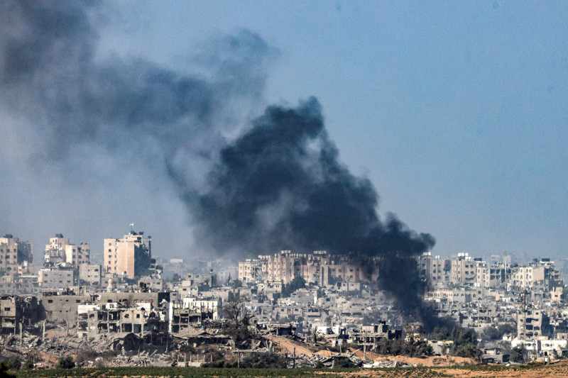 دخان يتصاعد وحطام متناثر بعد غارة إسرائيلية على قطاع غزة