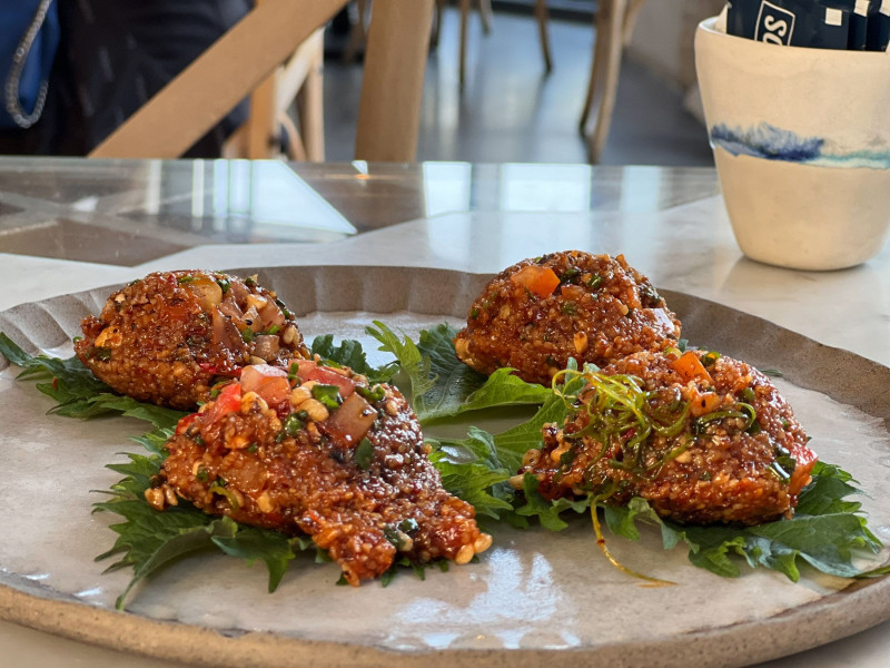 طبق "Eat H" غير التقليدي، مع سلطة البرغل الحارة في مطعم أورفلي بروز، دبي