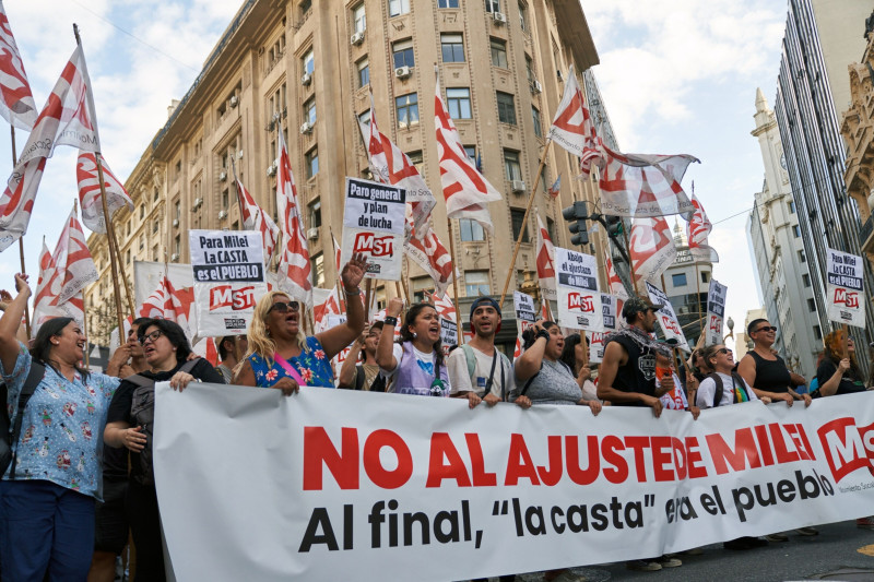 متظاهرون وأعضاء النقابات العمالية خلال مظاهرة مناهضة للتقشف في بوينس آيرس في 20 ديسمبر